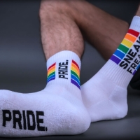 SNEAKFREAXX - Socken I PRIDE-Edition I weiß I regenbogenfarben