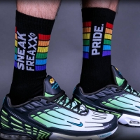 SNEAKFREAXX - Socken I PRIDE-Edition BLACK I regenbogenfarben