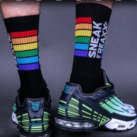 SNEAKFREAXX - Socken I PRIDE-Edition BLACK I regenbogenfarben